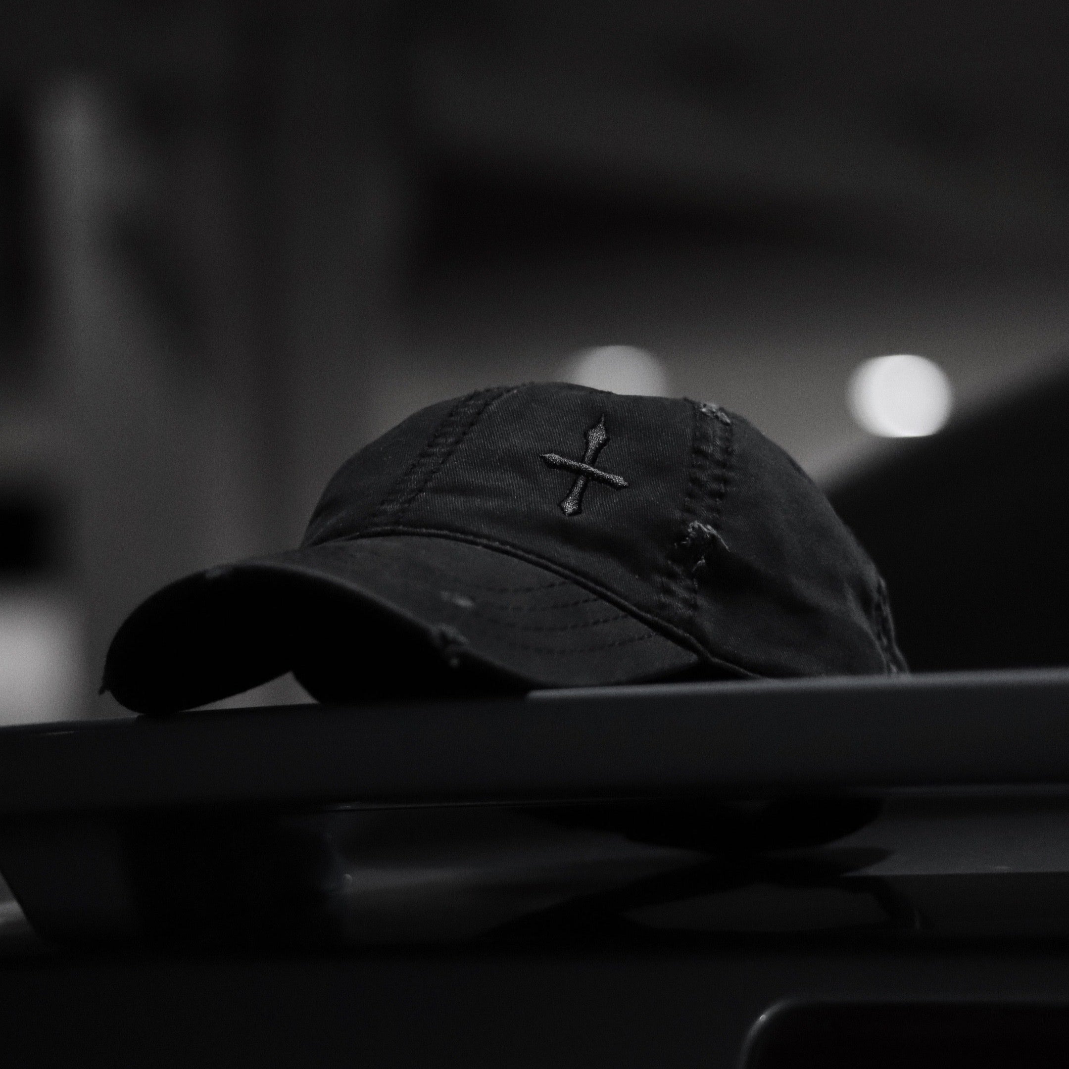Tattered Cross Hat in black